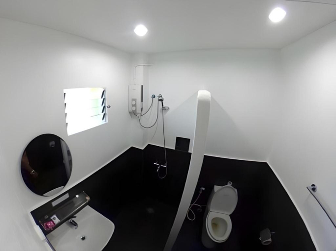 Bathroom 4, Malapatel, Daanbantayan