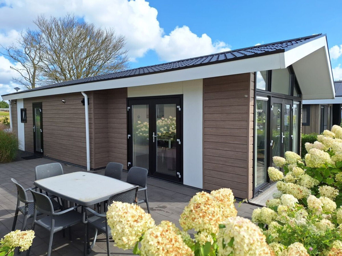 Outdoor dining, Pavilion Waterfront 4, Stede Broec