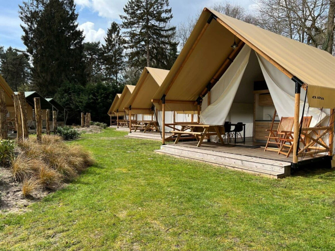 Outdoor dining, Glamping Tent Luxe 6, Maarn