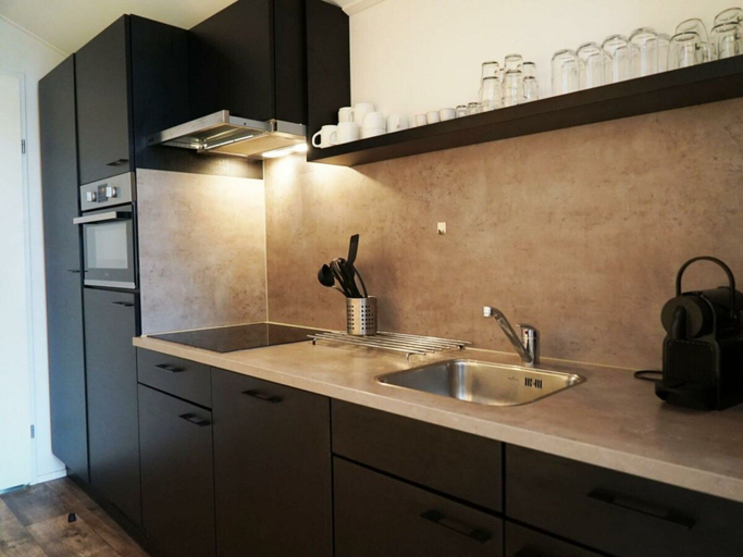 Private kitchen 3, Holiday Home in Kaatsheuvel With Terrace, Loon op Zand