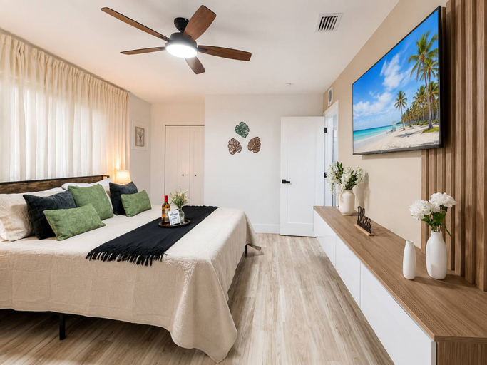 Room 5, Modern Suite King Bed Free Parking, Broward