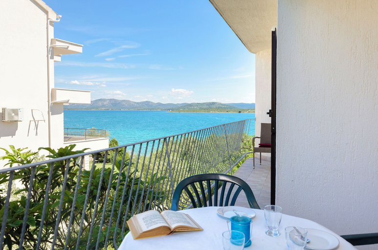 Outdoor dining 5, Apartments Marija, Murter