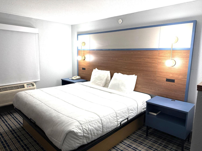 Bedroom 3, AmericInn by Wyndham Frankfort IN, Clinton