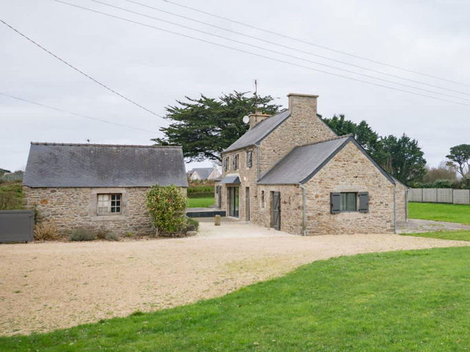 Exterior 4, Pretty Stone Cottage Near Beach, Finistère