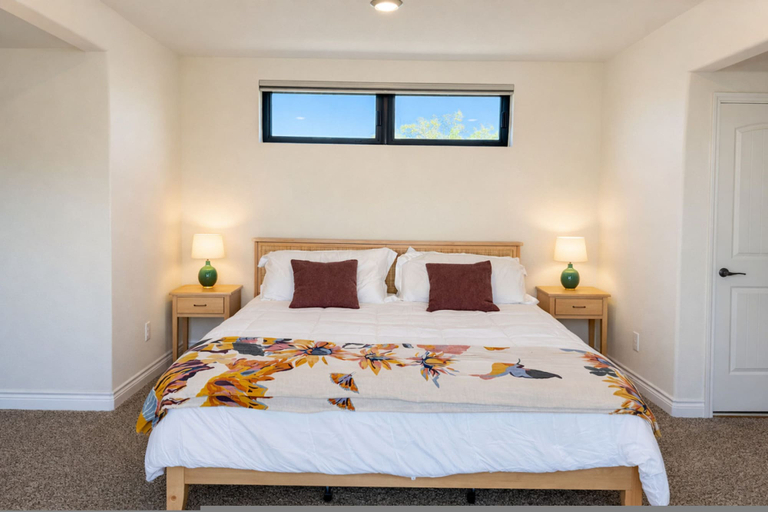 Room 5, Private Austin Resort Pickleball Basketball Heated Pool Sleeps 22, Travis