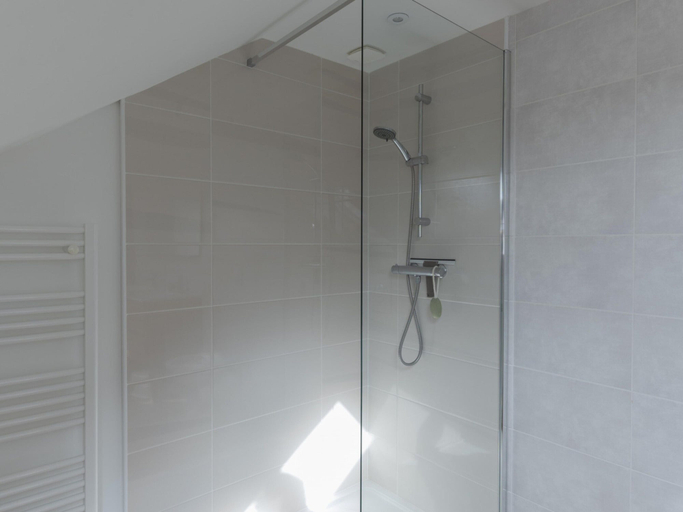 Bathroom 4, Holiday Home by Lampaul Beach With Garden, Finistère