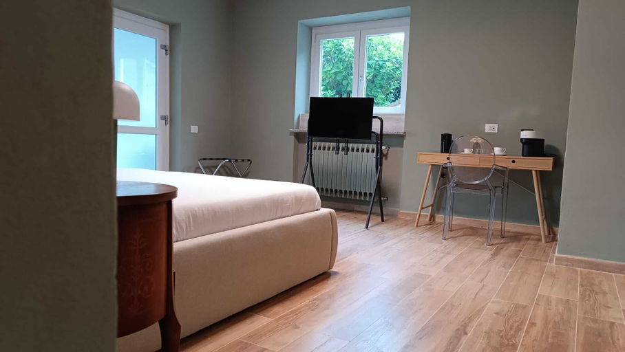 Room 3, Major Lake Luxury Home, Novara