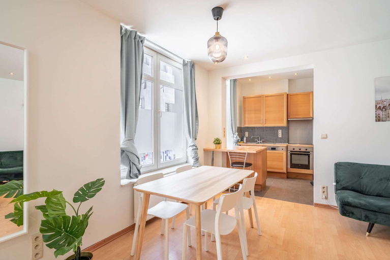 Dining 3, Lively City Getaway for 10 Near Meir, Antwerpen
