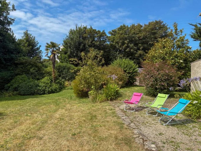 Garden 5, Charming Coastal Stone House With Garden, Finistère