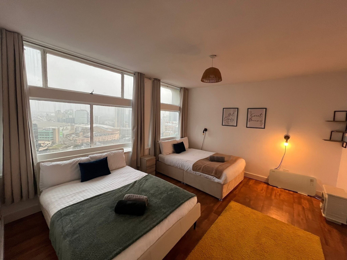 Room 3, Apartment Sleeps 6 with Air Conditioning, Manchester