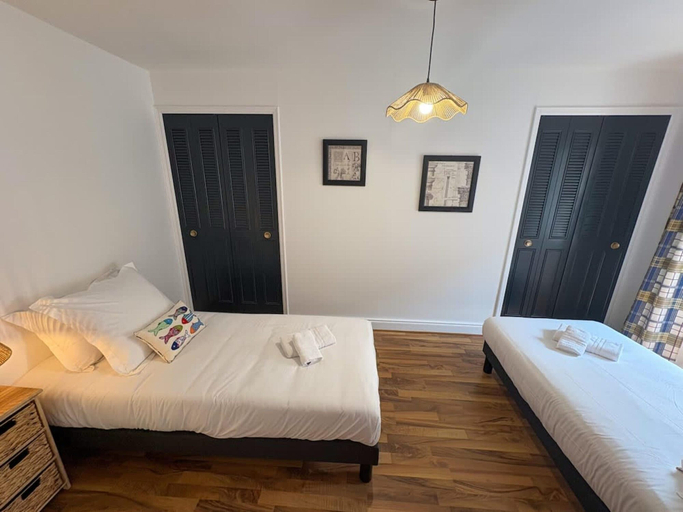 Room 3, Renovated Coastal Stone House in Lanildut, Finistère