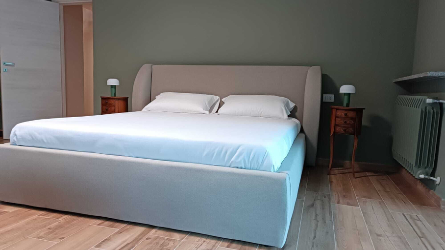 Room 5, Major Lake Luxury Home, Novara