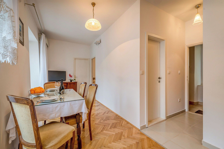 Others 5, Apartment Oscar, Split