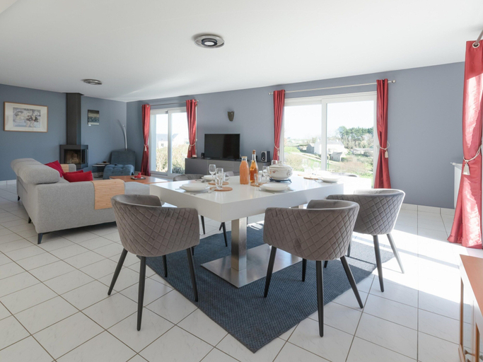 Dining 3, House in Saint-pabu Near Stunning Beaches, Finistère