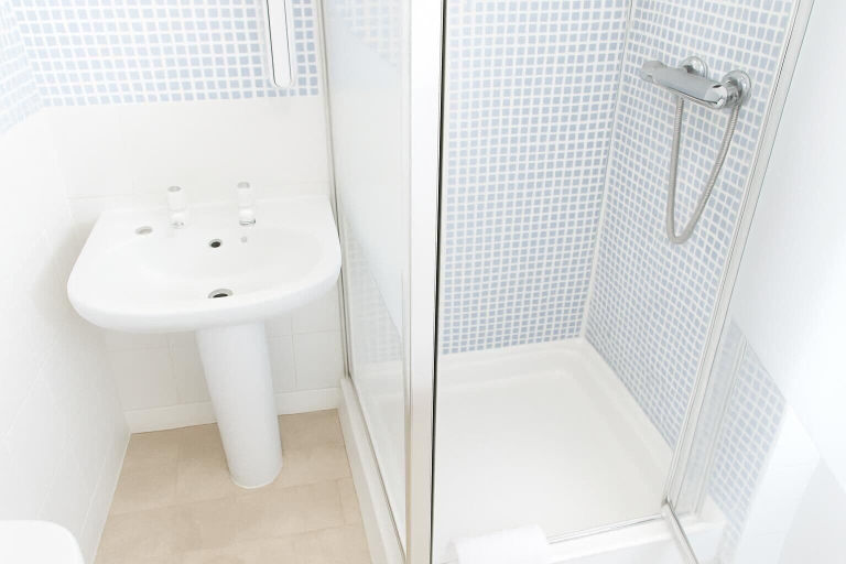 Bathroom 4, All Seasons Gatwick Guest House, Surrey