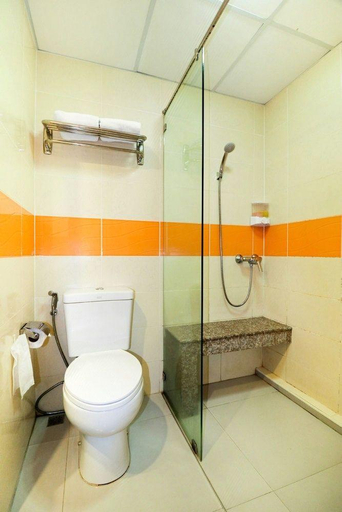 Bathroom 4, Tara Grand Hotel, Thanyaburi