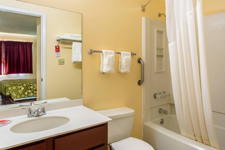 Bathroom 5, Econo Lodge Gallup West, McKinley