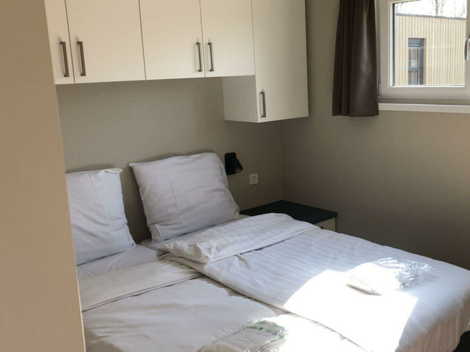 Room 5, Holiday Home in Kaatsheuvel With Terrace, Loon op Zand