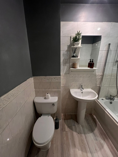 Bathroom 2, Apartment Sleeps 6 with Air Conditioning, Manchester