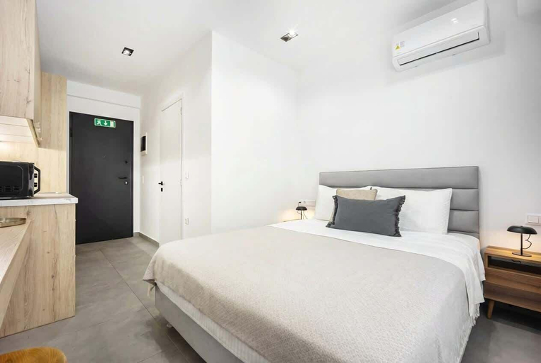 Room 5, Modern Studio l Worn Bldg Entrance, Attica