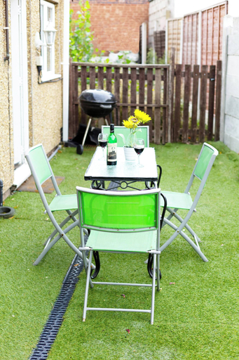 Outdoor dining, 5-bedroom 11 Sleeps-fast Wifi, Free Parking, Netflix, Wolverhampton