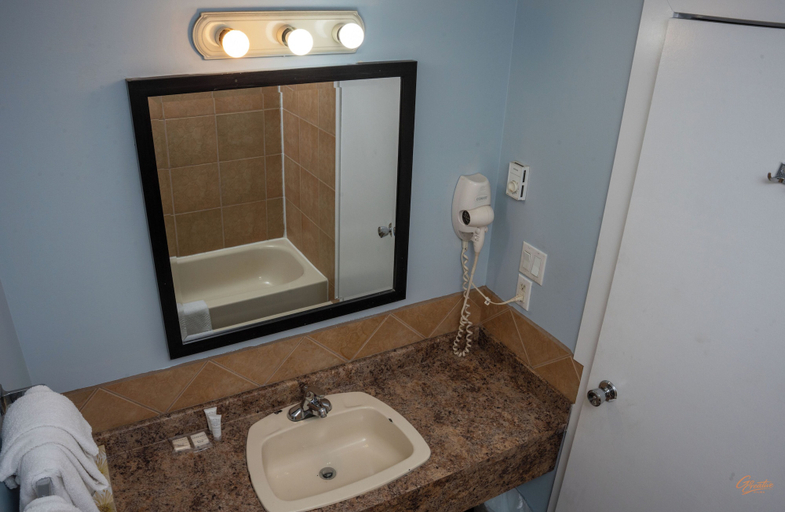 Bathroom 3, Courtyard Inn Vernon, North Okanagan