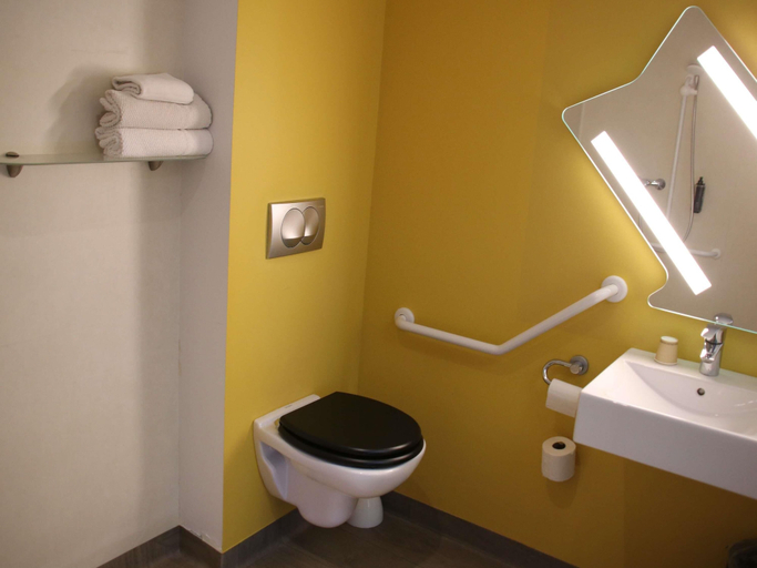 Bathroom 5, ibis budget Rennes Route de Lorient, Ille-et-Vilaine