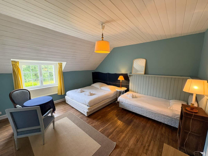 Room 2, Charming Coastal Stone House With Garden, Finistère