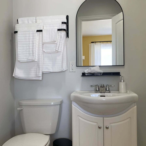 Bathroom 5, Lockeport Inn, Shelburne