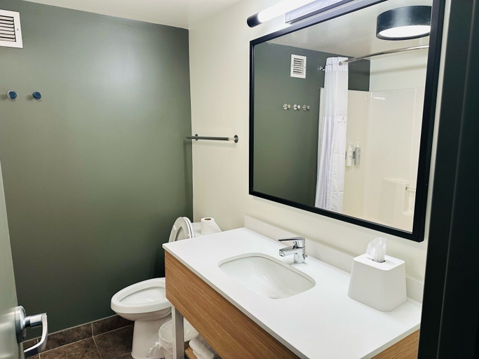 Bathroom 4, Spark by Hilton Salem East Electric Road, Salem