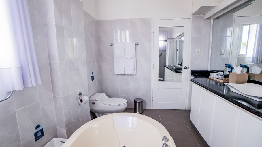 Bathroom, Angermeyer Waterfront Inn, Santa Cruz