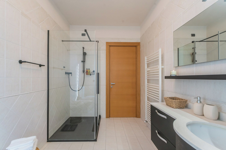 Bathroom 2, Villa Olivo With Garden & Pool, Como