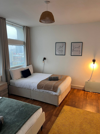 Room 4, Apartment Sleeps 6 with Air Conditioning, Manchester