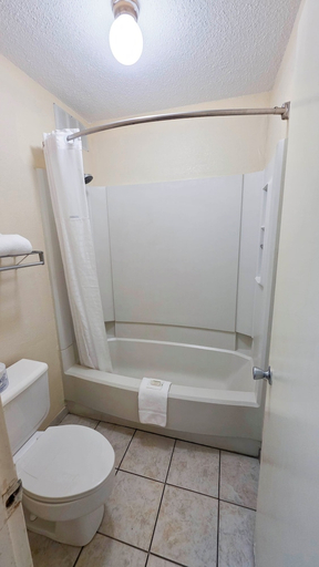 Bathroom 5, Days Inn & Suites by Wyndham Marshall, Harrison