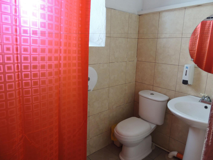 Bathroom 4, Feathers Hotel and Lounge, Antigua Guatemala