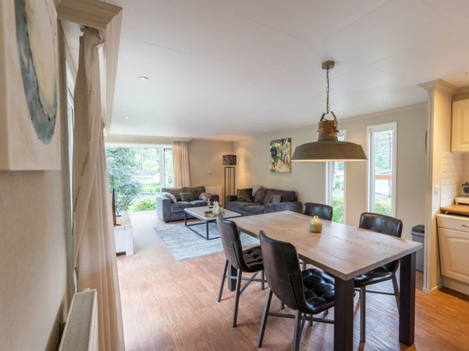 Dining 5, Holiday Home in Brunssum With Terrace, Heerlen
