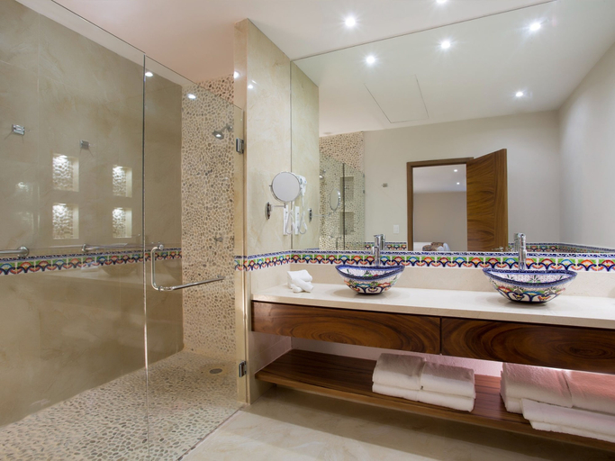 Bathroom 5, Playa Los Arcos Hotel Beach Resort & Spa, Puerto Vallarta