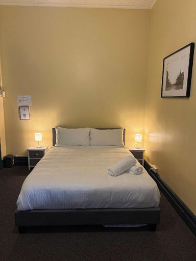 Bedroom 2, Bellbird Hotel, Cessnock