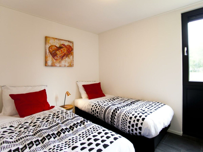 Room 2, Cube Maximaal 4, Haarlemmerliede c.a.