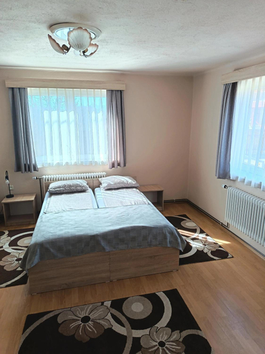 Bedroom 2, Timi Kulcsoshaz, Lazarea