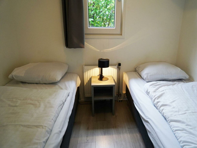 Bedroom 2, Chalet Near the Golf Course on a Holiday Park, Velsen