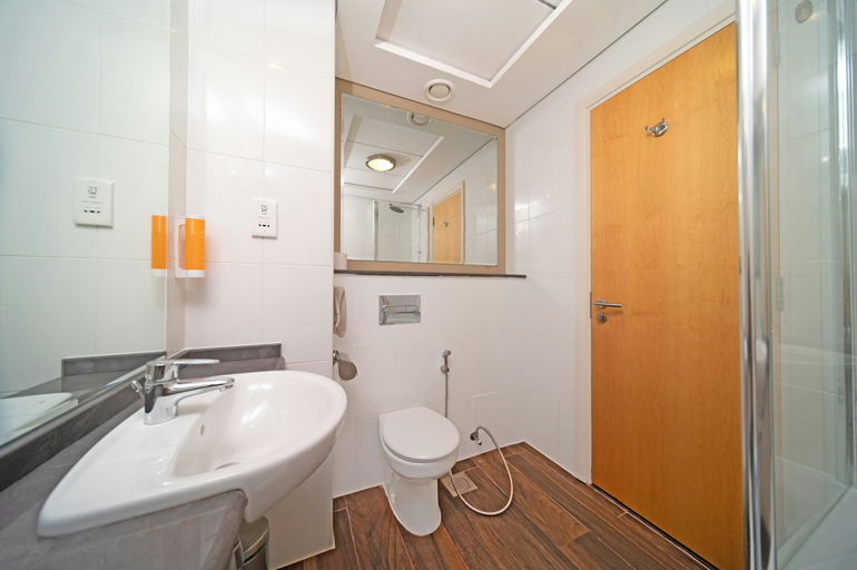 Bathroom 4, Premier Inn Silicon Oasis, Dubai
