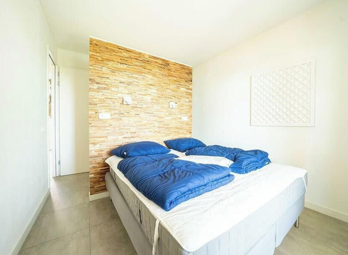Room 3, Holiday Home in Uitdam With Balcony and Wi-fi, Waterland