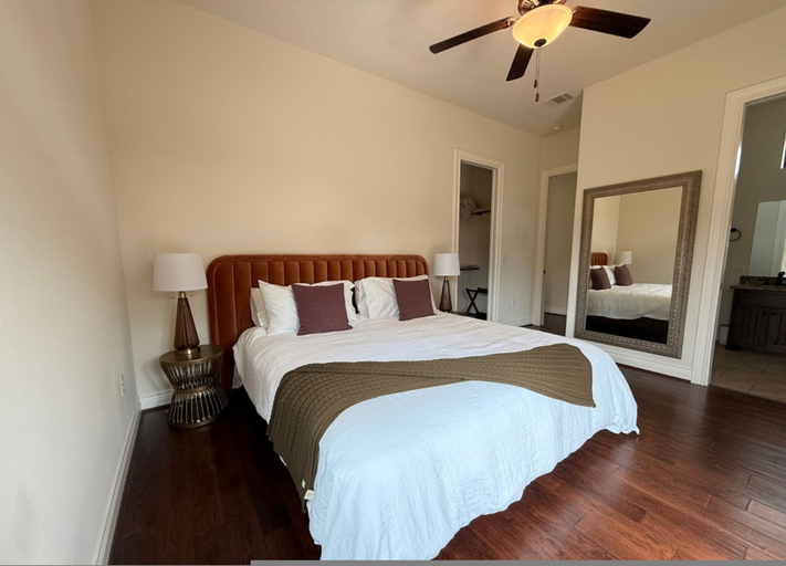 Room 4, Private Austin Resort Pickleball Basketball Heated Pool Sleeps 22, Travis
