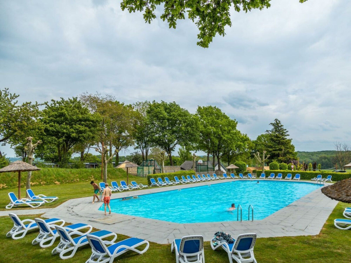 Pool 2, Holiday Home in Gulpen With Terrace, Gulpen-Wittem