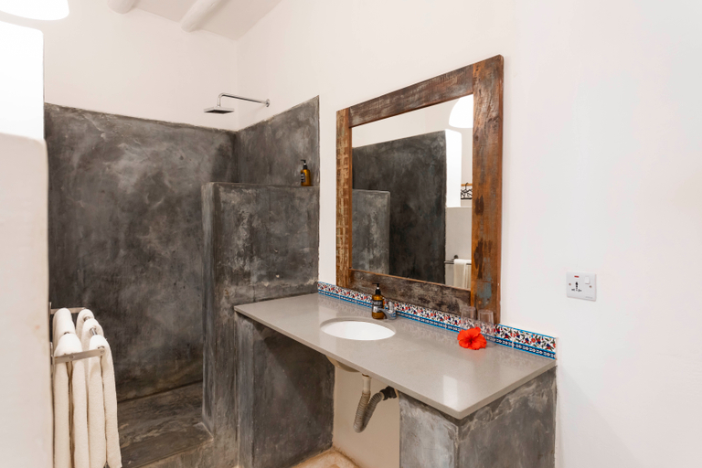 Bathroom 5, Fun Beach Hotel, Kusini