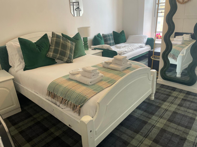 Bedroom 2, Harbour Inn, Fife