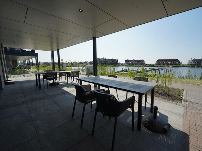 Outdoor dining, Water-view Holiday Home in Kampen, Dronten