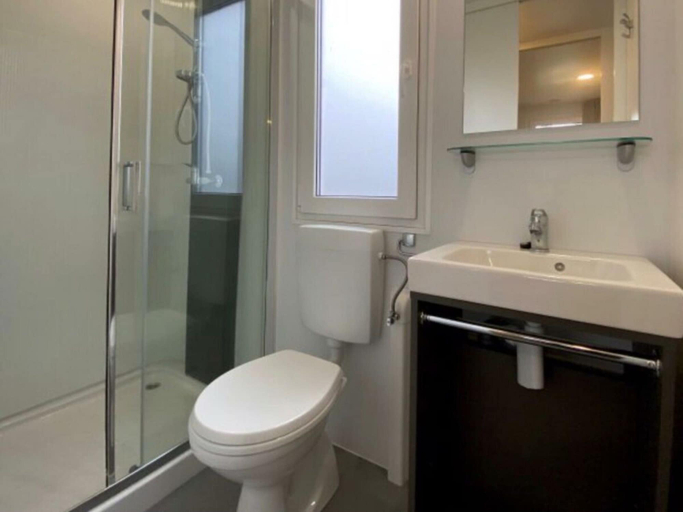 Bathroom, Tiny Cottage Hottub 2+2