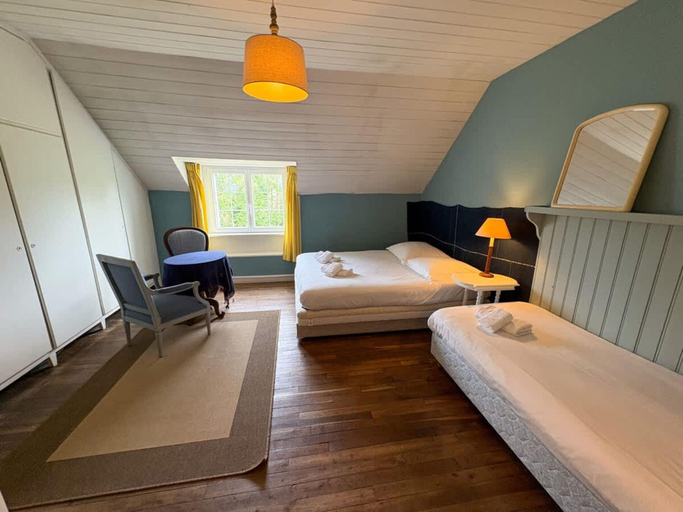Room 5, Charming Coastal Stone House With Garden, Finistère
